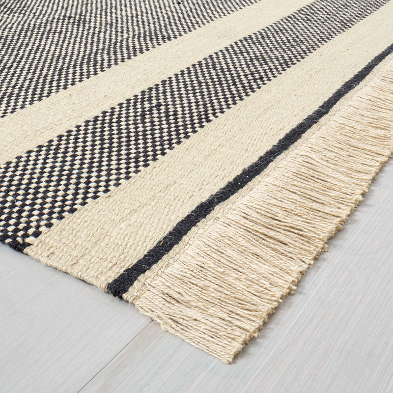 Size 5'x7' Color Black Hand Made Jute Rug